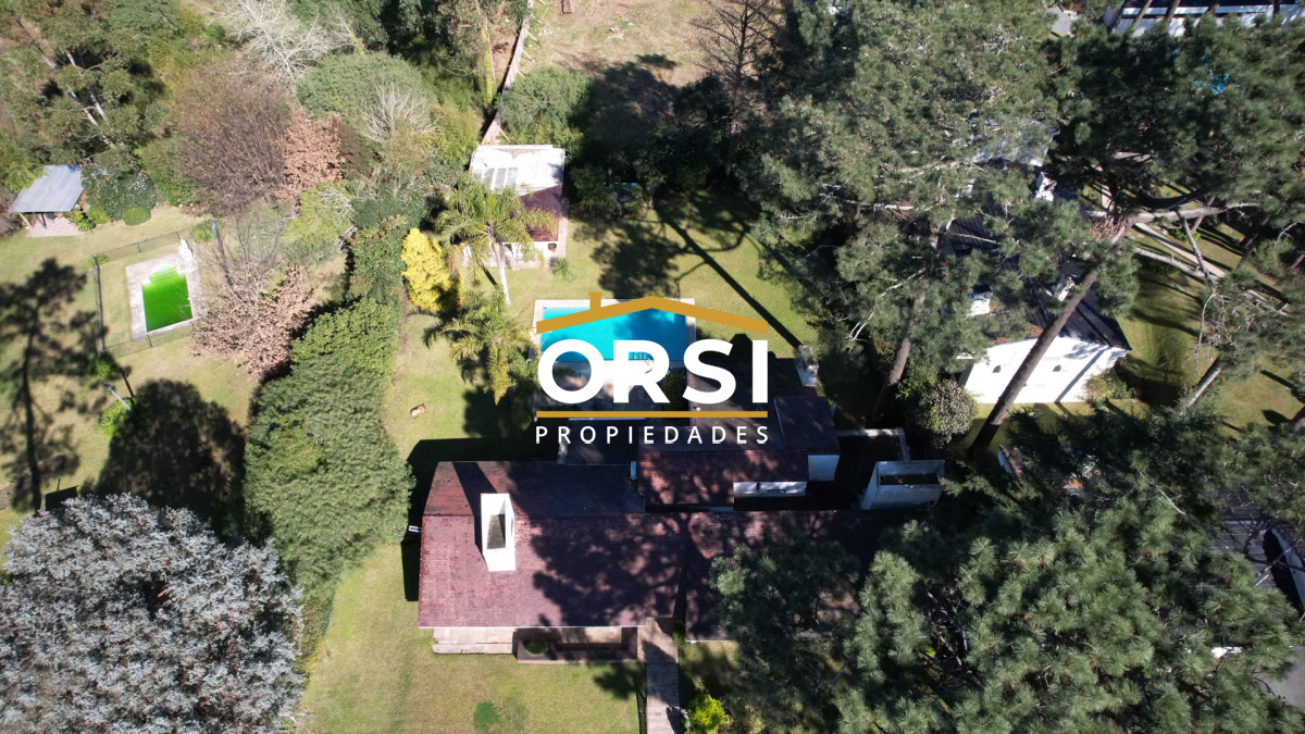 Casa ID.98 - Muy buena propiedad en venta, 5 dormitorios en barrio Cantegril, Punta del Este 