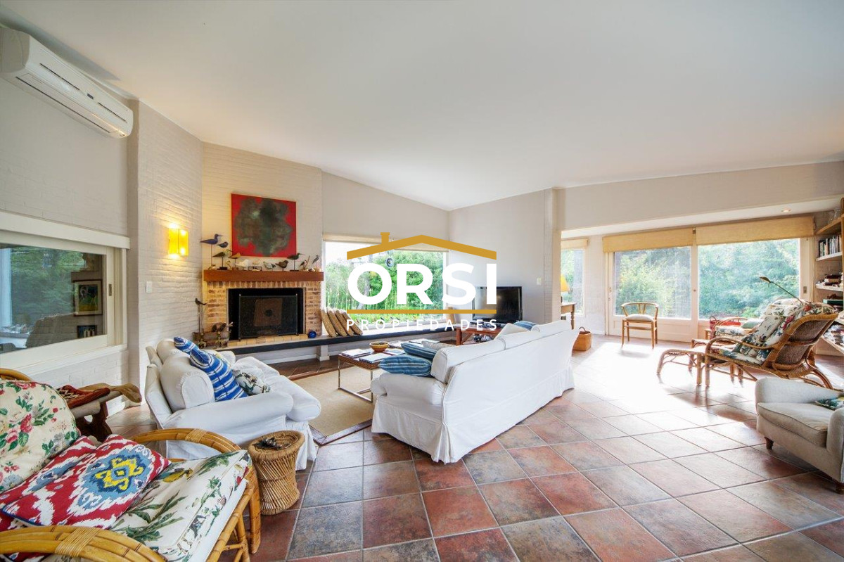 Casa ID.97 - Vende casa en excelente zona, de 5 dormitorios en Brava Punta del Este 