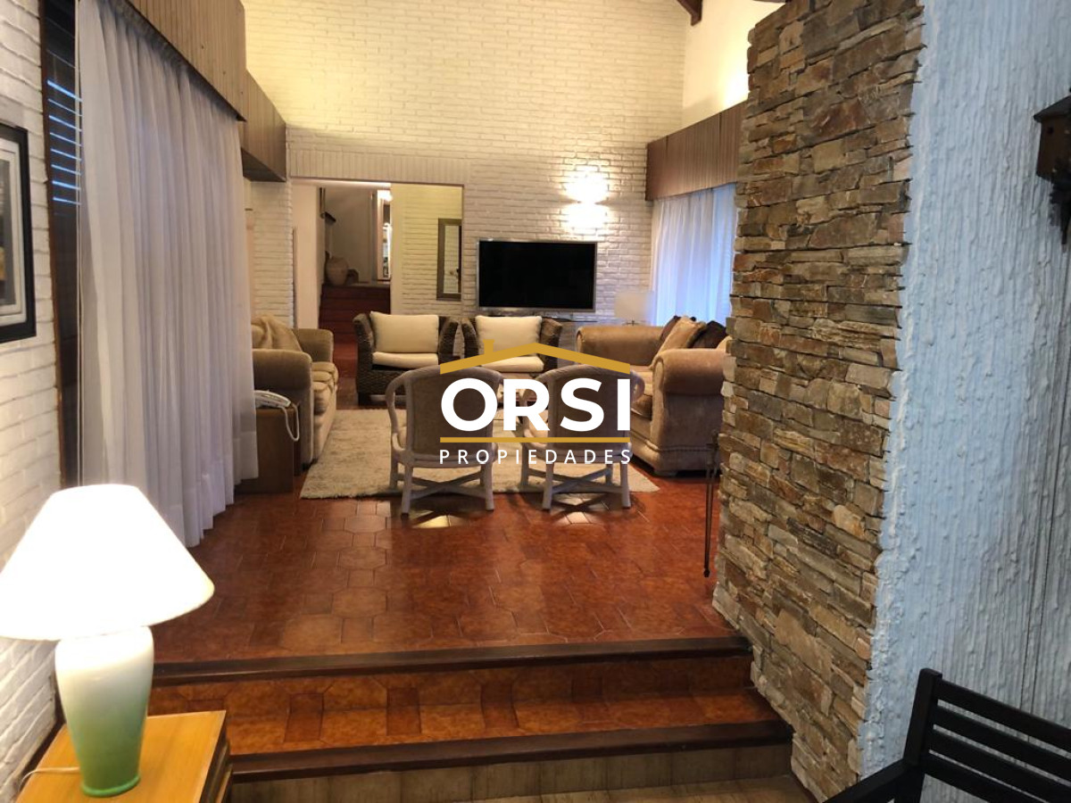 Casa ID.98 - Muy buena propiedad en venta, 5 dormitorios en barrio Cantegril, Punta del Este 