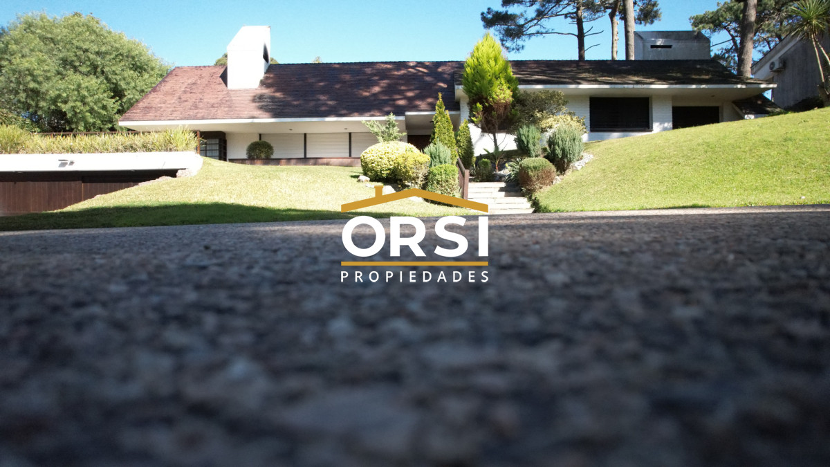 Casa ID.98 - Muy buena propiedad en venta, 5 dormitorios en barrio Cantegril, Punta del Este 