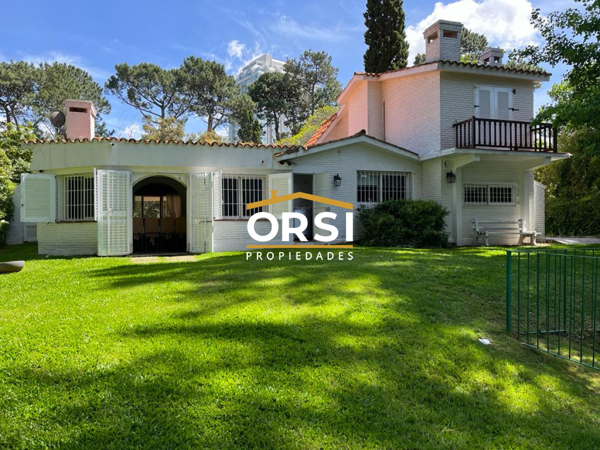 Casa ID.96 - Gran casa estilo tradicional de 4 dormitorios en venta en Playa Mansa
