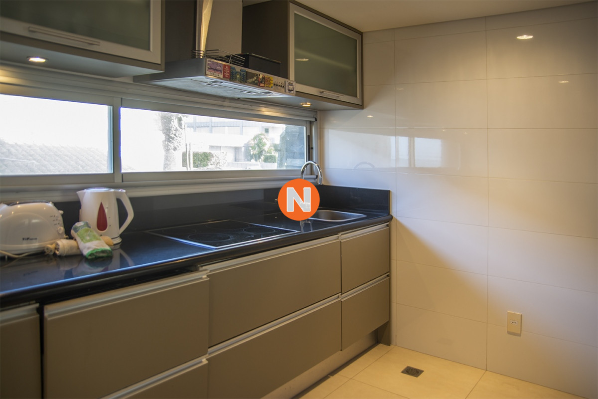 Apartamento Ref.225333 - Departamento de 3 dormitorios con parrillero en venta, edificio nuevo en la Peninsula.