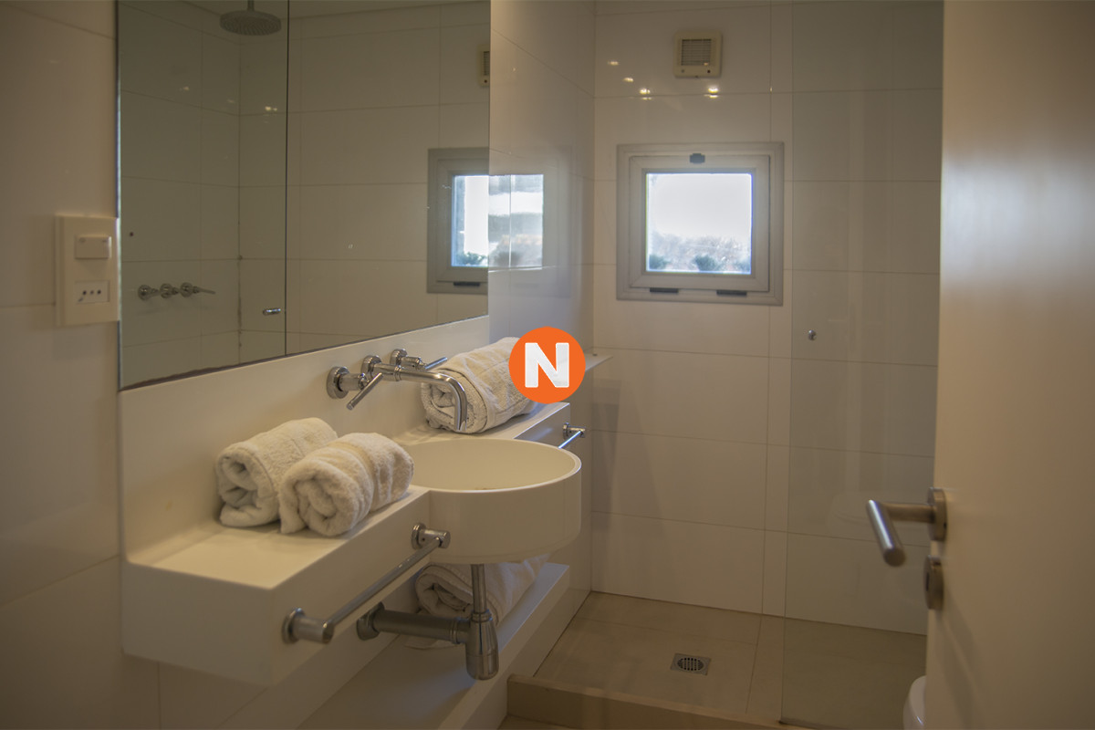 Apartamento Ref.225333 - Departamento de 3 dormitorios con parrillero en venta, edificio nuevo en la Peninsula.