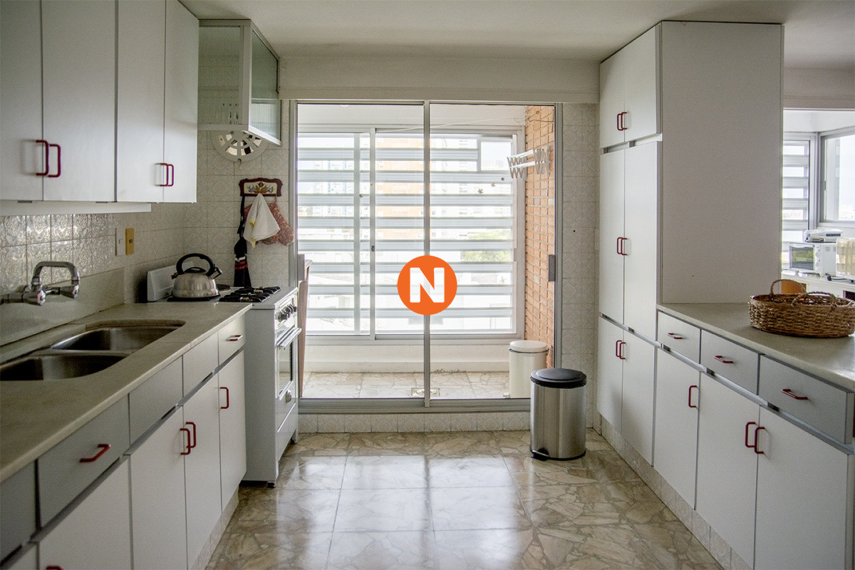 Apartamento Ref.225343 - Departamento de 3 dormitorios en venta frente al mar, torre emblematica