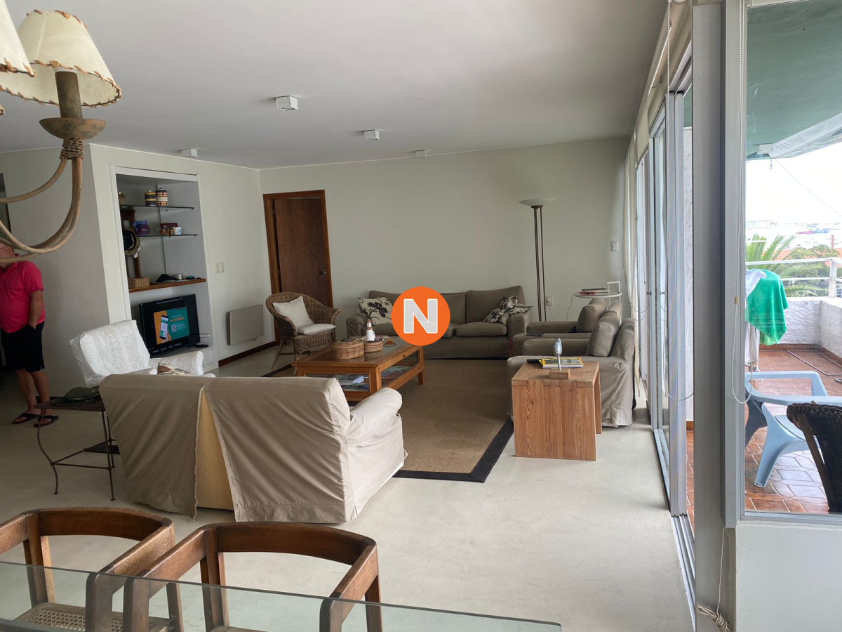 Apartamento Ref.225328 - En venta Departamento de 3 dormitorios acogedor con 2 Terrazas en Punta del Este 