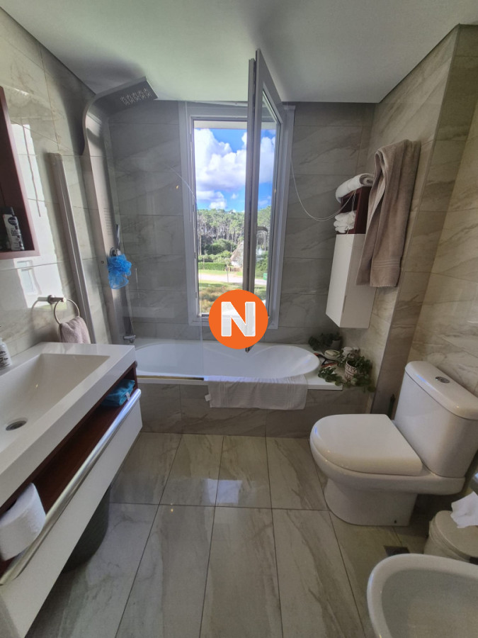 Apartamento Ref.225086 - Apartamento en venta primera linea Playa Mansa Punta del Este 2 dormitorios