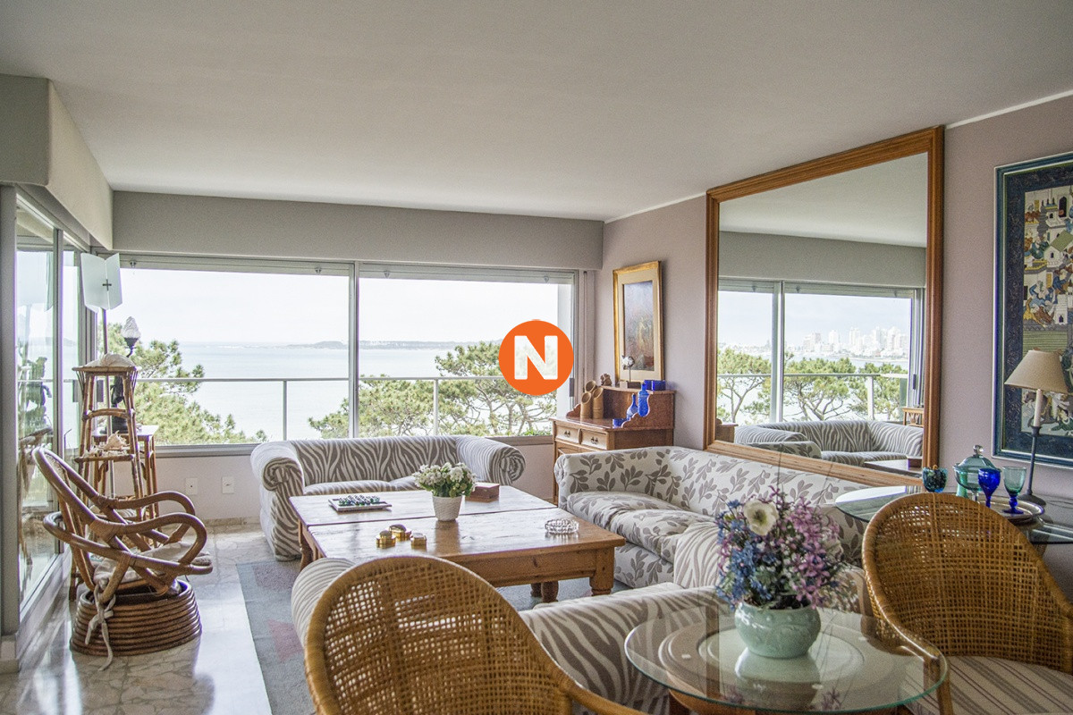 Apartamento Ref.225343 - Departamento de 3 dormitorios en venta frente al mar, torre emblematica