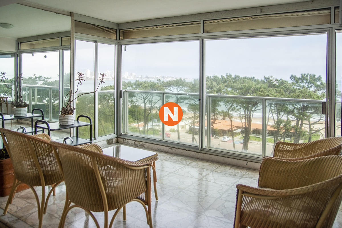 Apartamento Ref.225343 - Departamento de 3 dormitorios en venta frente al mar, torre emblematica