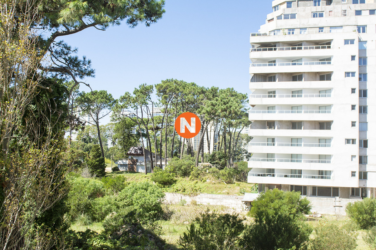 Apartamento Ref.225068 - Apartamento en Venta de 2 dormitorios en Punta del Este Sobre Roosevelt