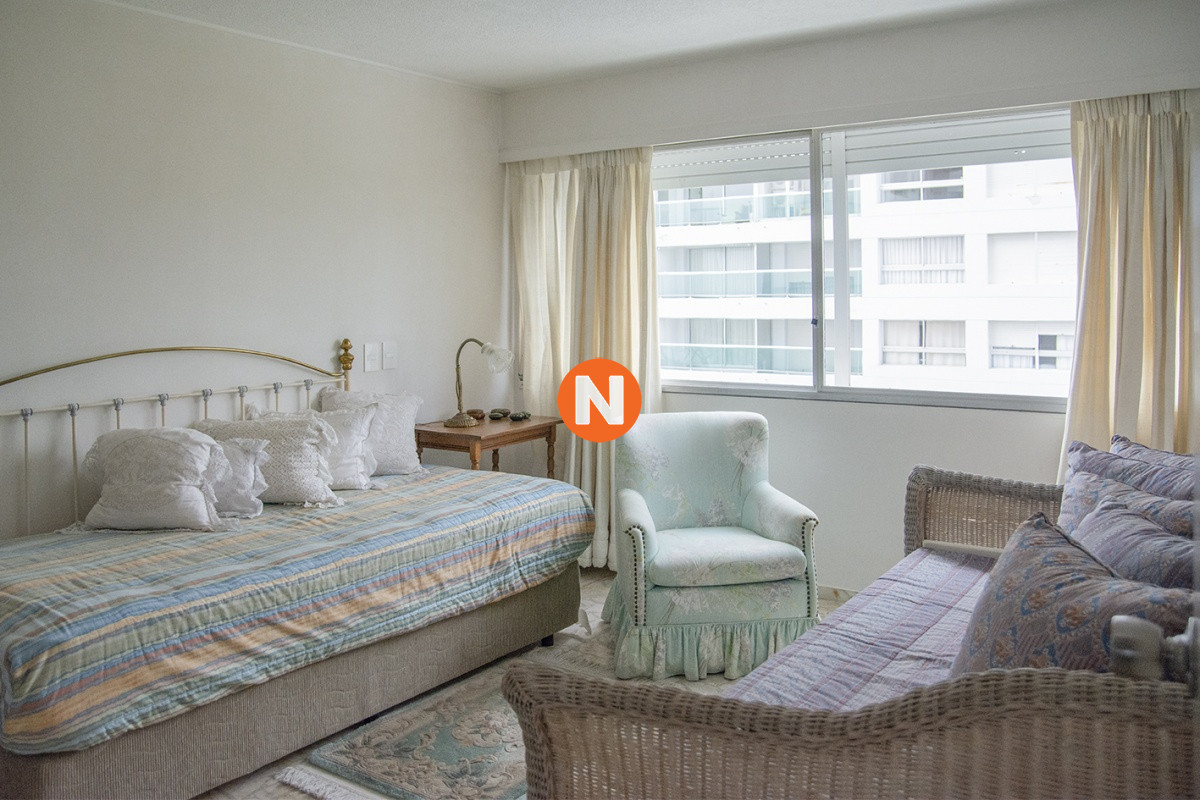 Apartamento Ref.225343 - Departamento de 3 dormitorios en venta frente al mar, torre emblematica