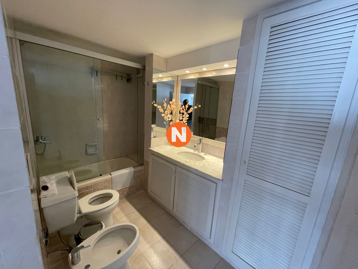 Apartamento Ref.224888 - Apartamento de 2 dormitorios con vista al mar en venta en Peninsula.