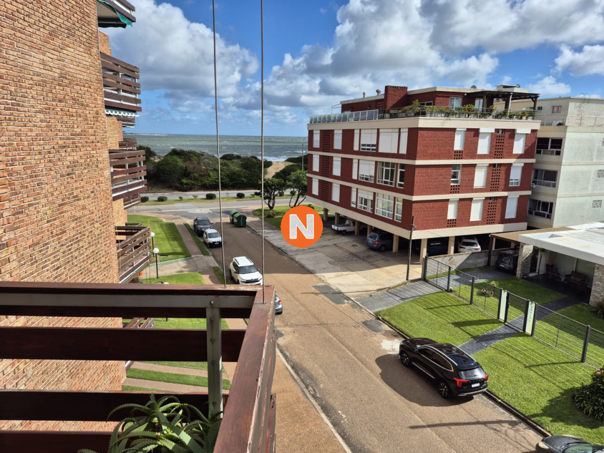 Apartamento Ref.225417 - Apartamento en venta 2 dormitorios en Punta del Este. Primera línea mansa