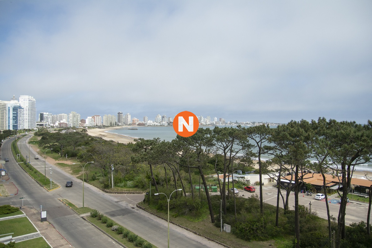 Apartamento Ref.225343 - Departamento de 3 dormitorios en venta frente al mar, torre emblematica