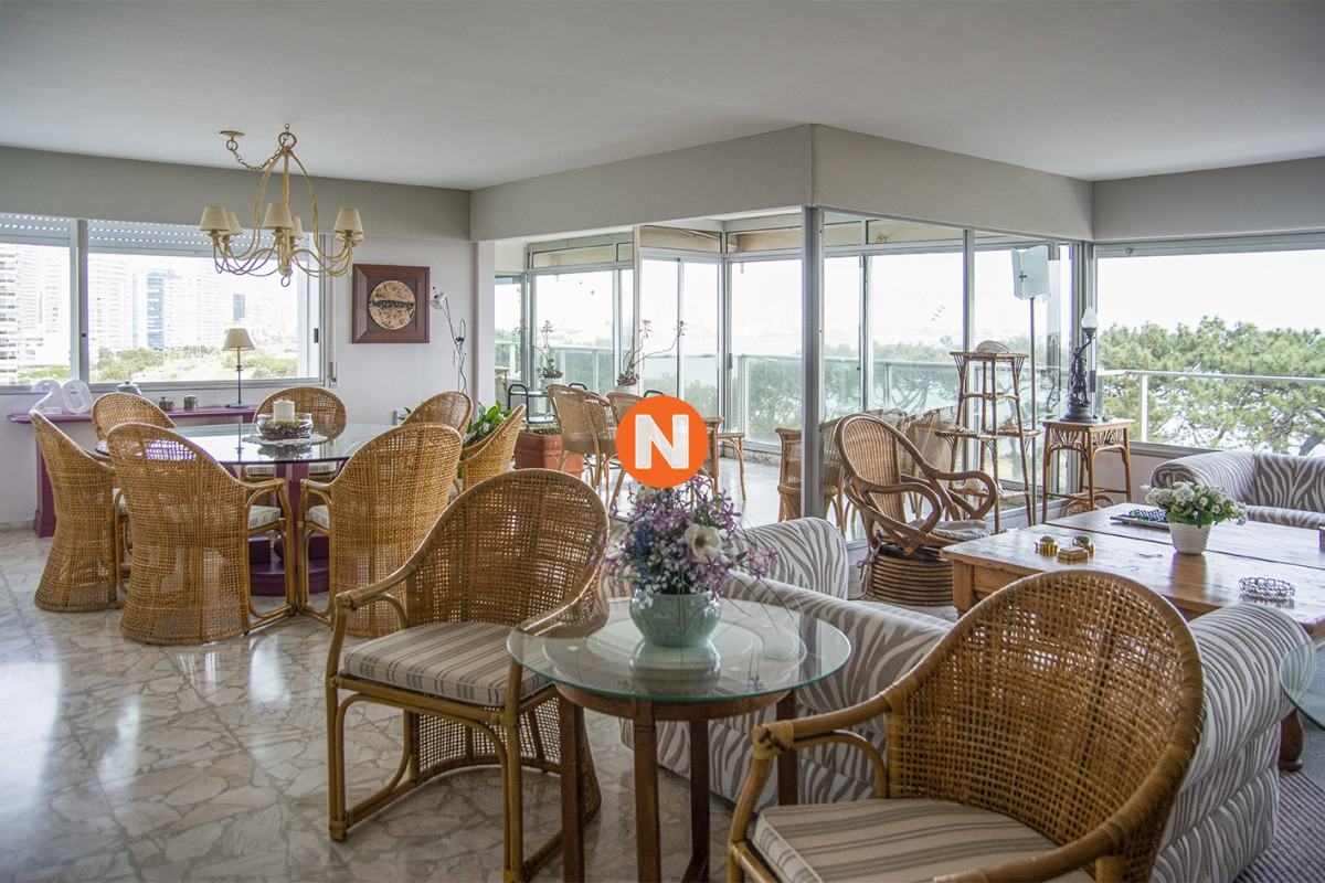 Apartamento Ref.225343 - Departamento de 3 dormitorios en venta frente al mar, torre emblematica