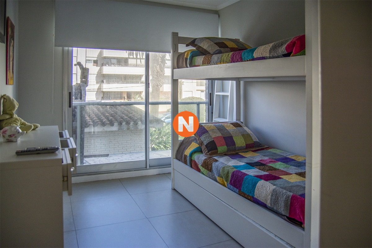 Apartamento Ref.225333 - Departamento de 3 dormitorios con parrillero en venta, edificio nuevo en la Peninsula.