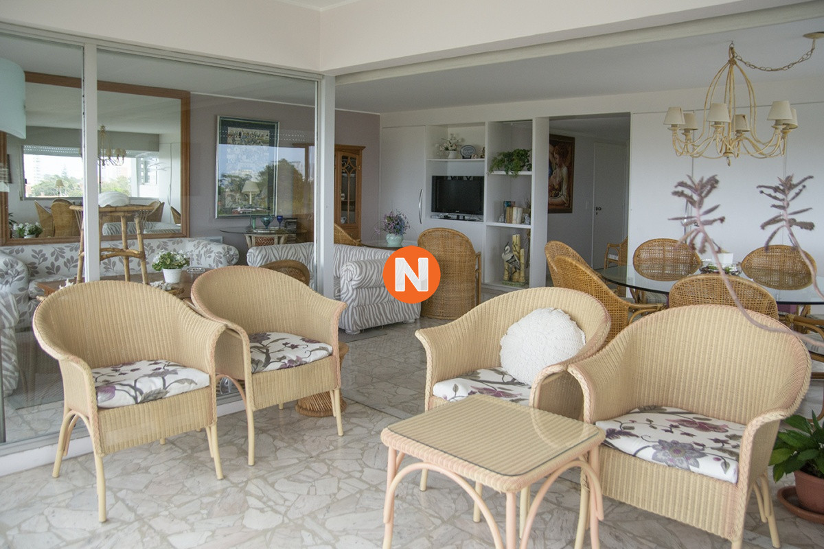 Apartamento Ref.225343 - Departamento de 3 dormitorios en venta frente al mar, torre emblematica