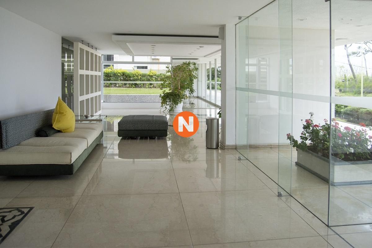 Apartamento Ref.225343 - Departamento de 3 dormitorios en venta frente al mar, torre emblematica