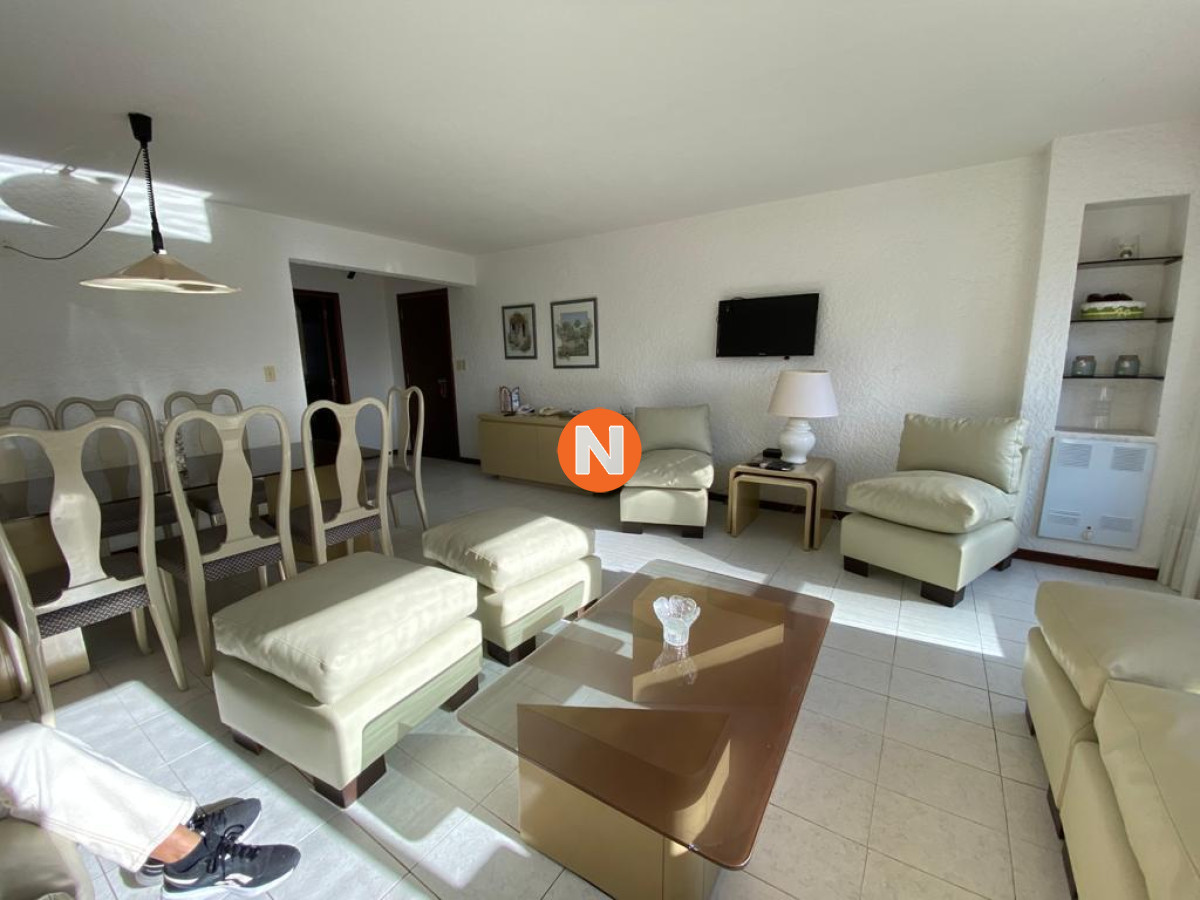 Apartamento Ref.224885 - Vende Apartamento de 3 dormitorios en Brava, Excelente edificio.