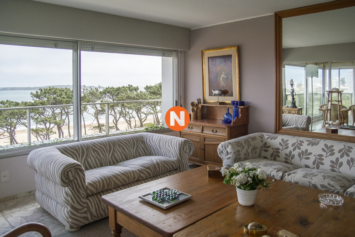Apartamento Ref.225343 - Departamento de 3 dormitorios en venta frente al mar, torre emblematica