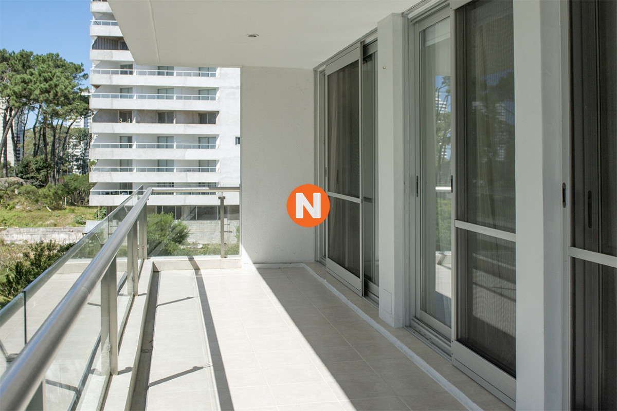 Apartamento Ref.225068 - Apartamento en Venta de 2 dormitorios en Punta del Este Sobre Roosevelt
