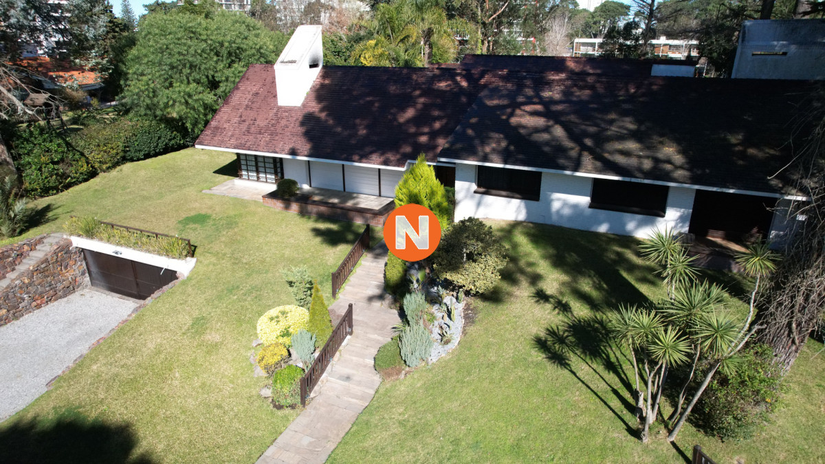 Casa Ref.225734 - Muy buena propiedad en venta, 5 dormitorios en barrio Cantegril, Punta del Este 