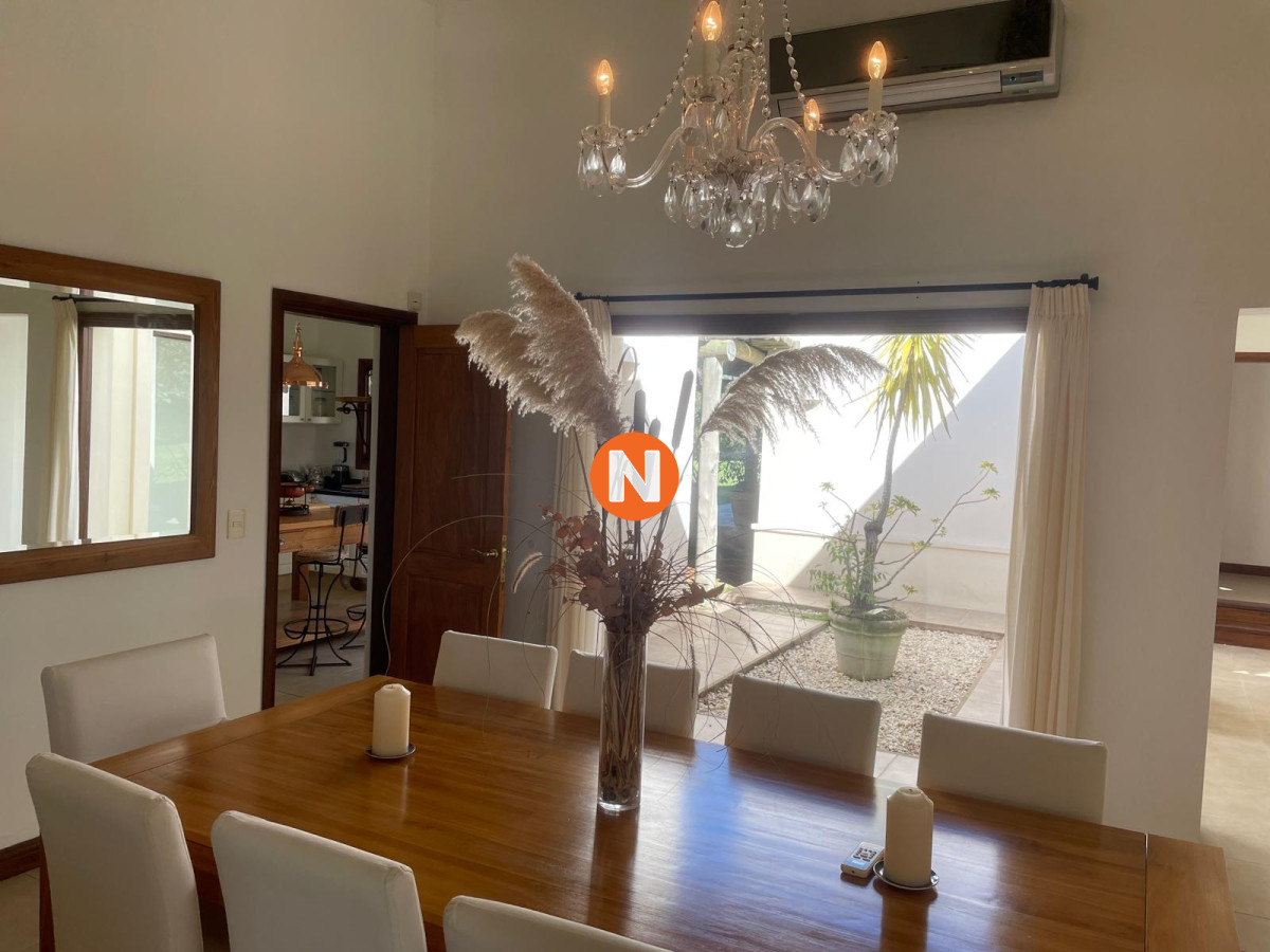 Casa Ref.222850 - Vende impresionante casa en Punta Ballena de 2 dormitorios.