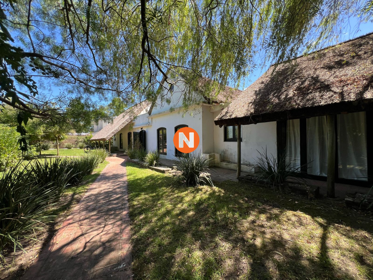Casa Ref.225401 - Amplia casa a la venta en Punta del Este de 6 dormitorios en el Tesoro a 200 mts de ruta 10