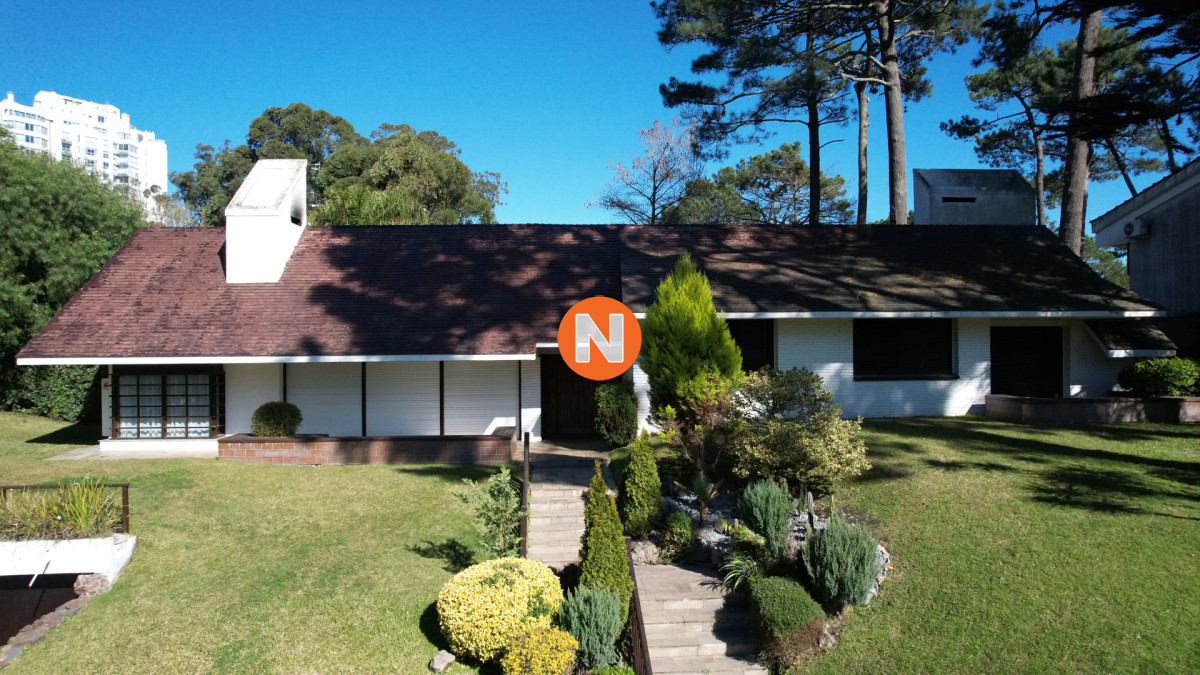 Casa Ref.225734 - Muy buena propiedad en venta, 5 dormitorios en barrio Cantegril, Punta del Este 