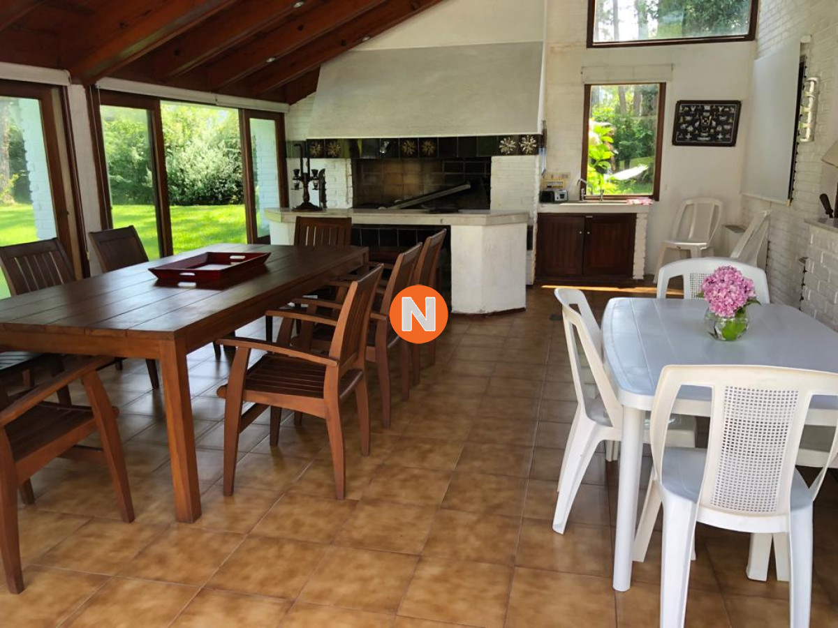 Casa Ref.225734 - Muy buena propiedad en venta, 5 dormitorios en barrio Cantegril, Punta del Este 