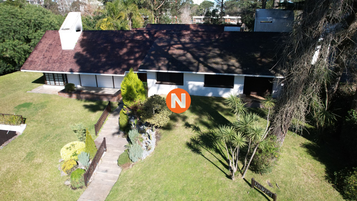 Casa Ref.225734 - Muy buena propiedad en venta, 5 dormitorios en barrio Cantegril, Punta del Este 