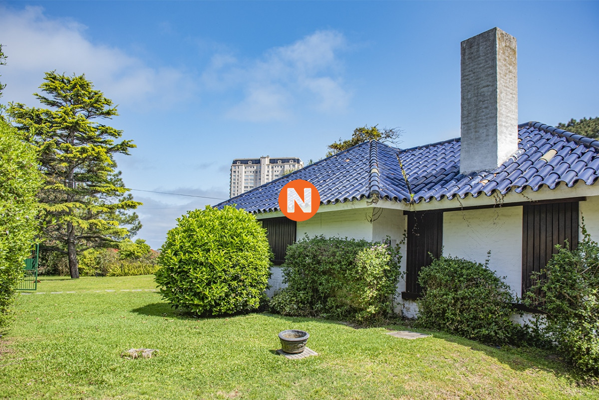 Casa Ref.225733 - Espectacular casa en Playa Mansa, a metros del mar. Punta del Este