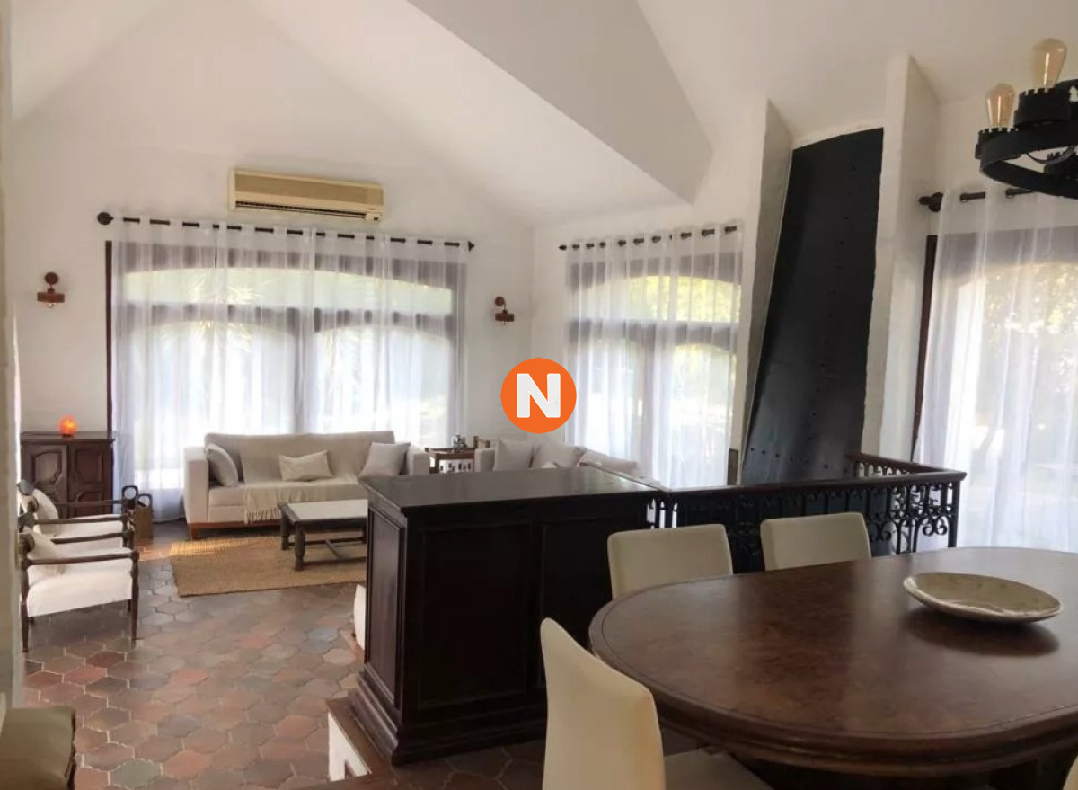 Casa Ref.225729 - Vende espectacular casa en Lugano de 3 dormitorios, con piscina y parrillero.