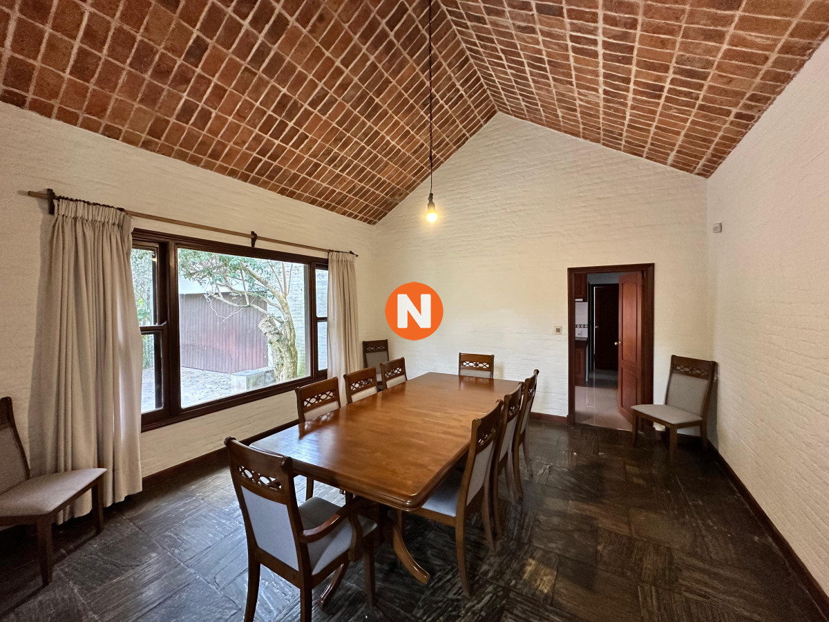 Casa Ref.225732 - En venta casa en Barrio Golf, Punta del Este de 6 dormitorios.