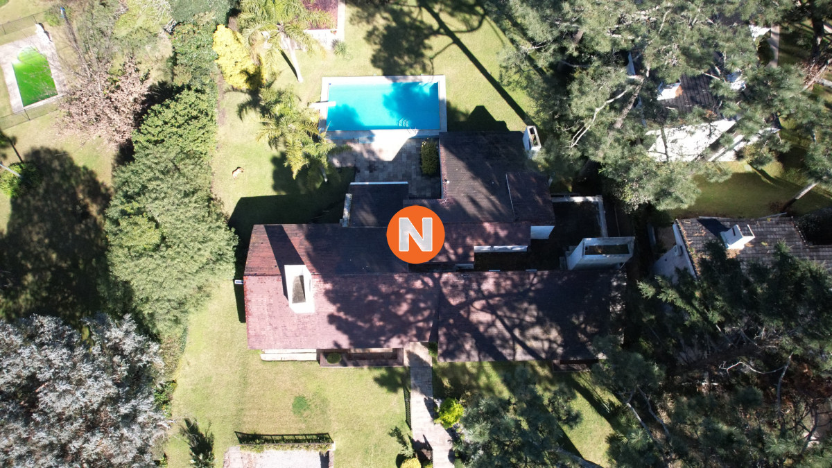Casa Ref.225734 - Muy buena propiedad en venta, 5 dormitorios en barrio Cantegril, Punta del Este 