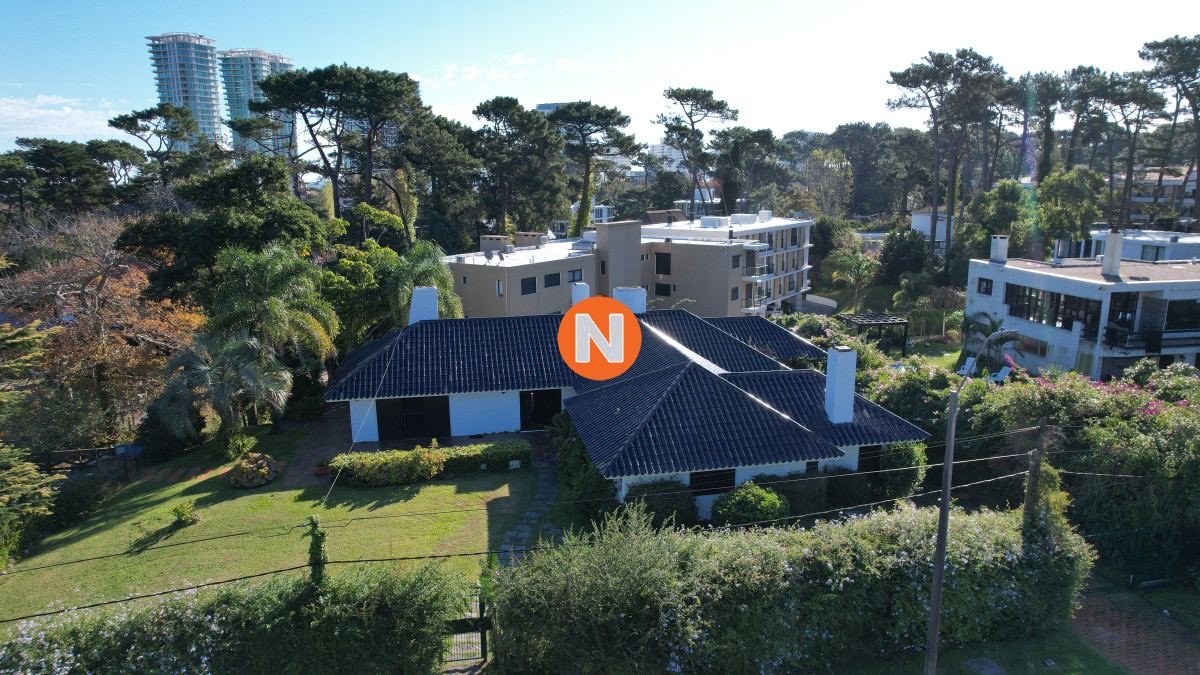 Casa Ref.225733 - Espectacular casa en Playa Mansa, a metros del mar. Punta del Este