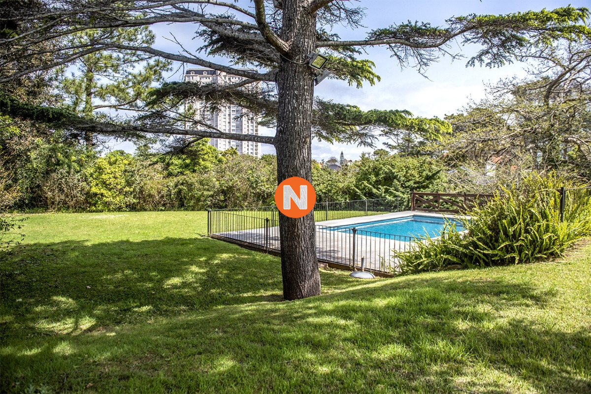 Casa Ref.225733 - Espectacular casa en Playa Mansa, a metros del mar. Punta del Este