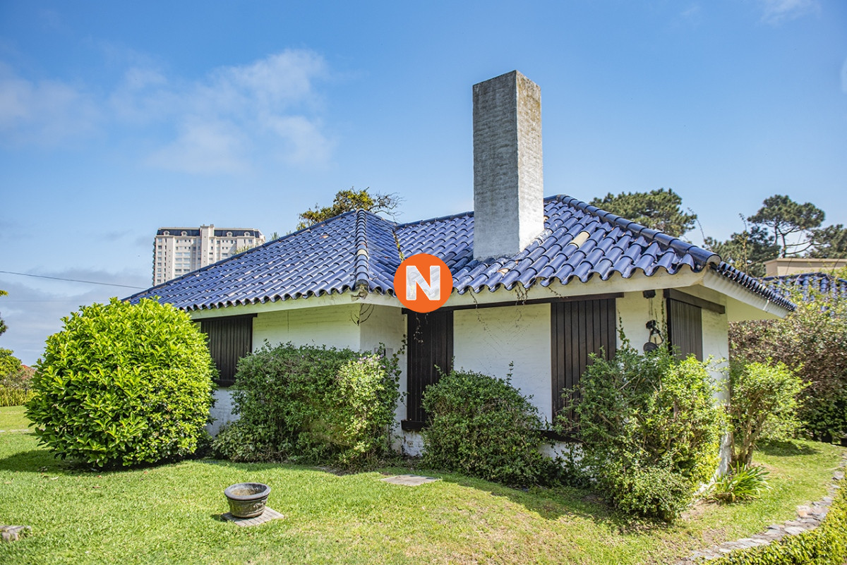 Casa Ref.225733 - Espectacular casa en Playa Mansa, a metros del mar. Punta del Este