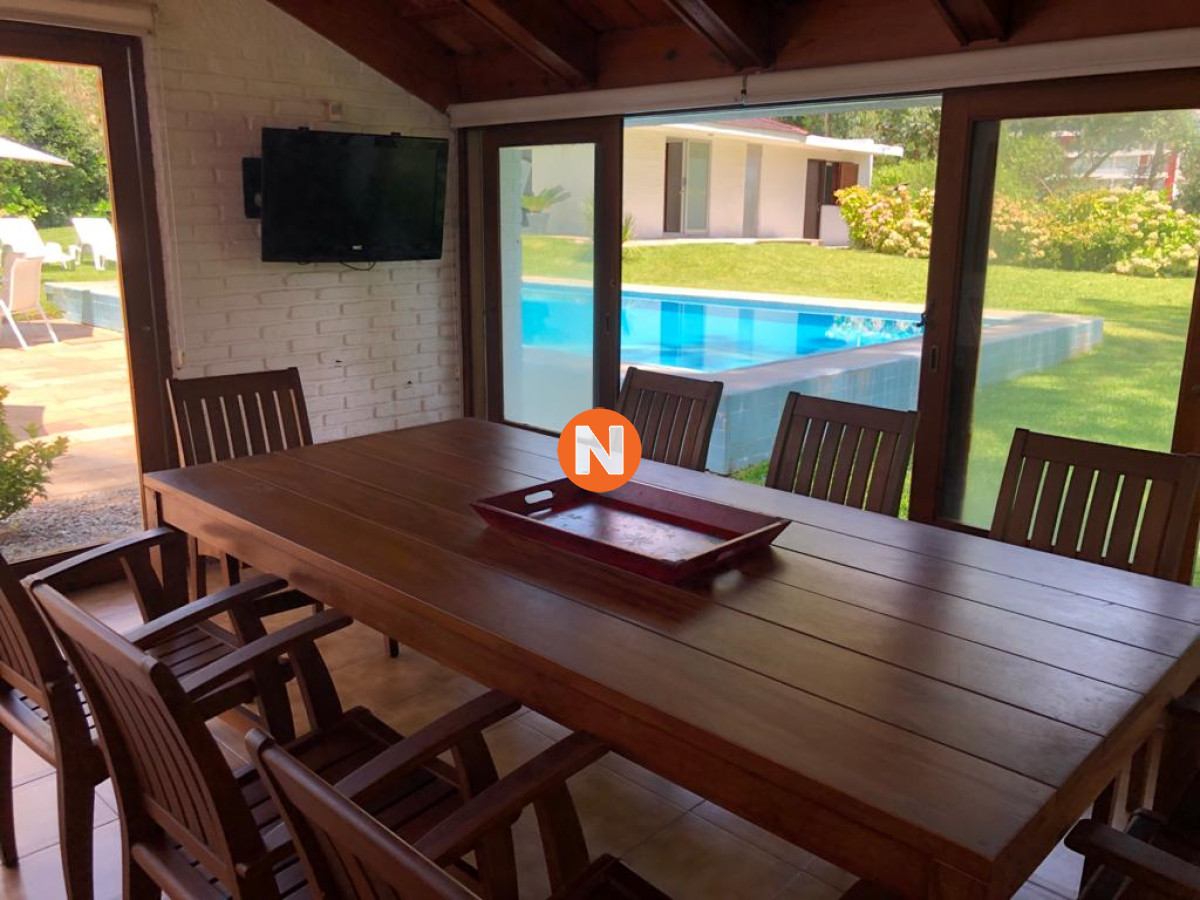Casa Ref.225734 - Muy buena propiedad en venta, 5 dormitorios en barrio Cantegril, Punta del Este 