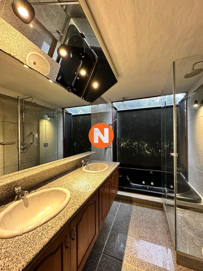 Casa Ref.225732 - En venta casa en Barrio Golf, Punta del Este de 6 dormitorios.