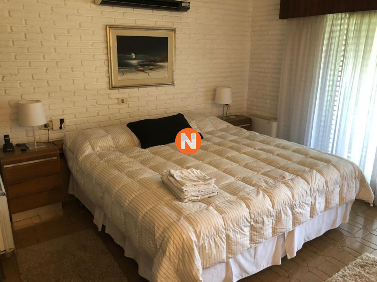 Casa Ref.225734 - Muy buena propiedad en venta, 5 dormitorios en barrio Cantegril, Punta del Este 