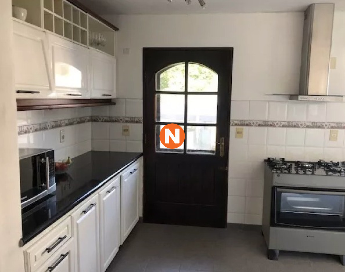 Casa Ref.225729 - Vende espectacular casa en Lugano de 3 dormitorios, con piscina y parrillero.