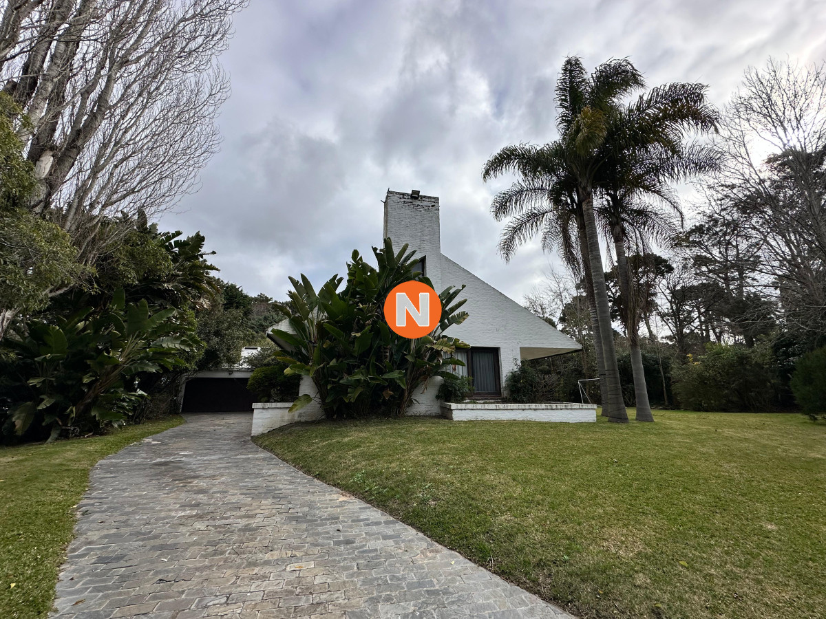 Casa Ref.225732 - En venta casa en Barrio Golf, Punta del Este de 6 dormitorios.