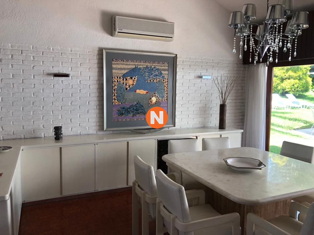 Casa Ref.225734 - Muy buena propiedad en venta, 5 dormitorios en barrio Cantegril, Punta del Este 
