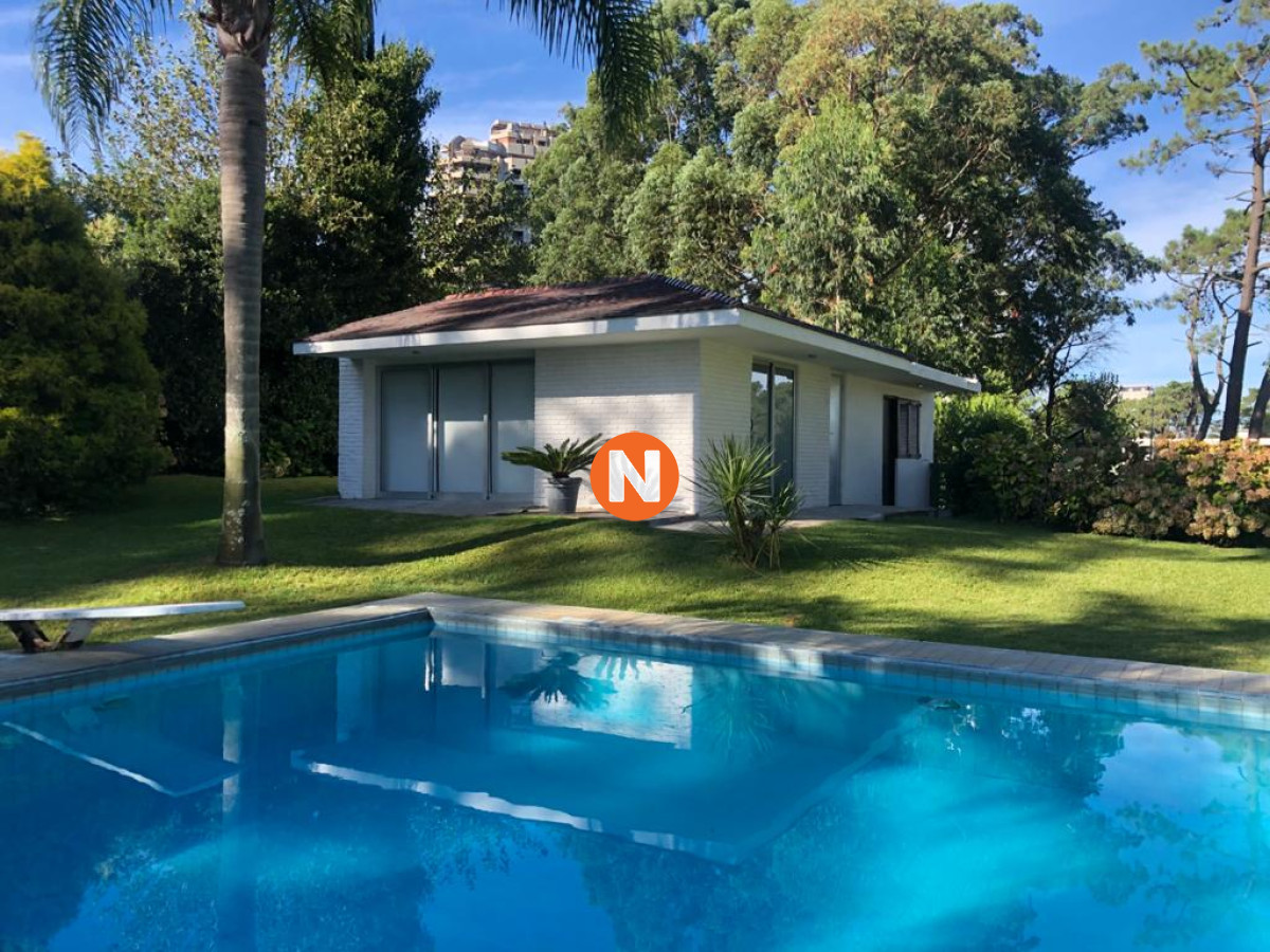Casa Ref.225734 - Muy buena propiedad en venta, 5 dormitorios en barrio Cantegril, Punta del Este 