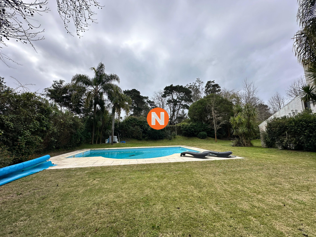 Casa Ref.225732 - En venta casa en Barrio Golf, Punta del Este de 6 dormitorios.