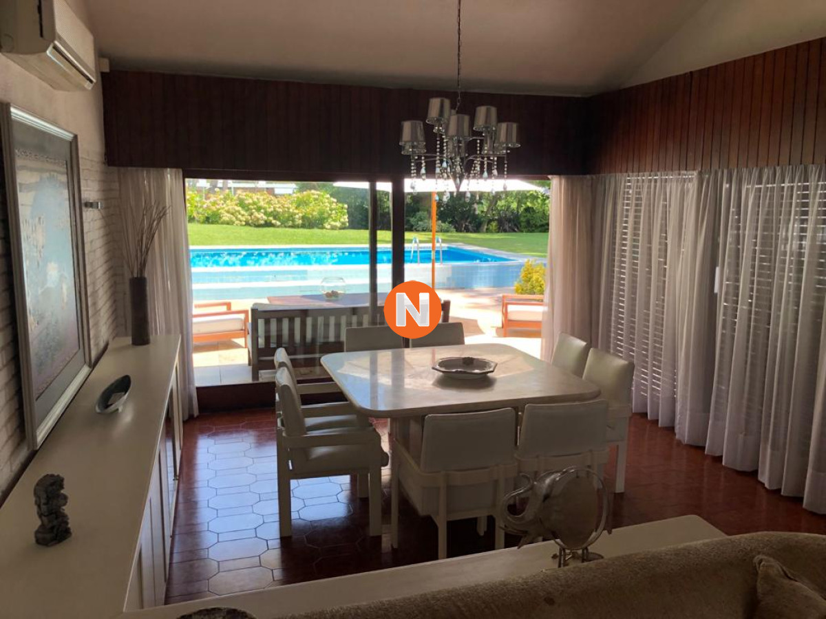 Casa Ref.225734 - Muy buena propiedad en venta, 5 dormitorios en barrio Cantegril, Punta del Este 