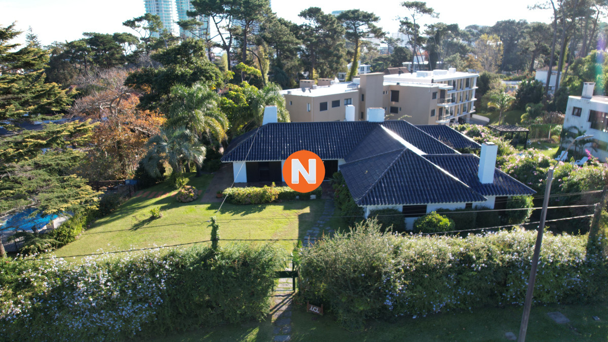 Casa Ref.225733 - Espectacular casa en Playa Mansa, a metros del mar. Punta del Este
