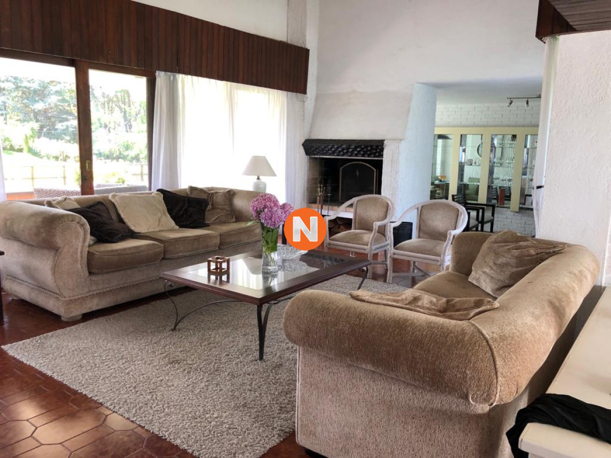 Casa Ref.225734 - Muy buena propiedad en venta, 5 dormitorios en barrio Cantegril, Punta del Este 