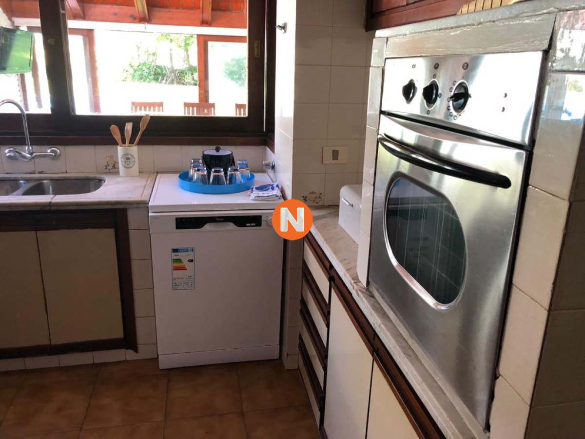 Casa Ref.225734 - Muy buena propiedad en venta, 5 dormitorios en barrio Cantegril, Punta del Este 
