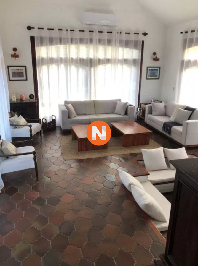 Casa Ref.225729 - Vende espectacular casa en Lugano de 3 dormitorios, con piscina y parrillero.